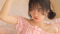 居家美女一字肩粉嫩气质迷人写真(9)