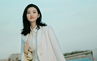 景甜白色大衣海边迷人写真(9)