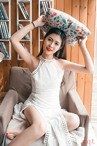 咖啡馆里静思的美少女写真(10)