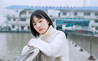 短发美女自然户外写真(8)