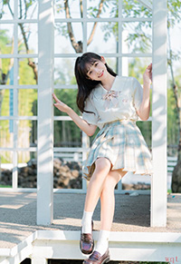 格纹短裙美女修长美腿诱人写真(9)
