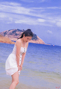徐冬冬性感吊带裙海边迷人写真(9)