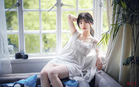 清纯甜美白裙可爱美女居家写真(9)