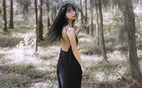 性感美女黑色吊带长裙写真(9)