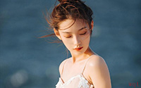 海边白皙美女性感吊带妩媚迷人写真(9)