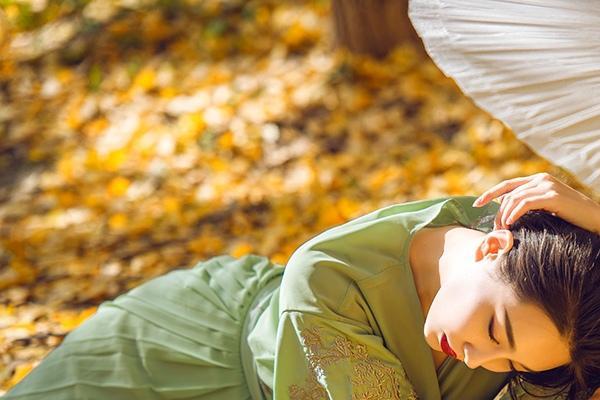 性感的长发美女户外迷人写真(9)